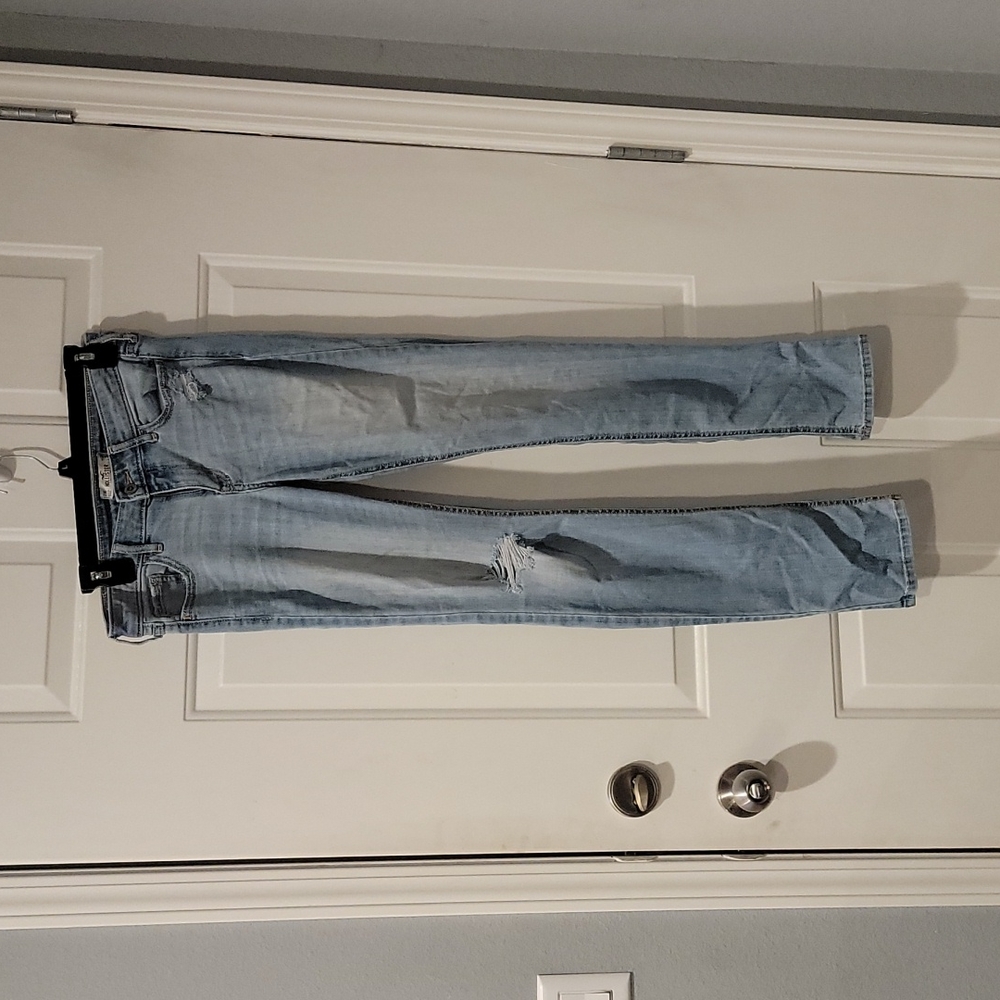 Distressed Hollister Jeans. 28W 32 L. 7R